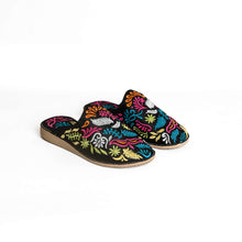 Charger l'image dans la galerie, Mules marocaines brodées à la main pour femmes – Babouches en cuir à motif floral
