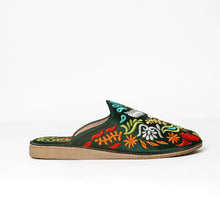 Charger l'image dans la galerie, Mules marocaines brodées à la main pour femmes – Babouches en cuir à motif floral
