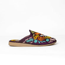 Charger l'image dans la galerie, Mules marocaines brodées à la main pour femmes – Babouches en cuir à motif floral
