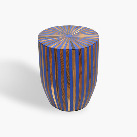 Table d'appoint marocaine en noyer, fabriquée à la main en forme de tonneau - Functional Artistry 