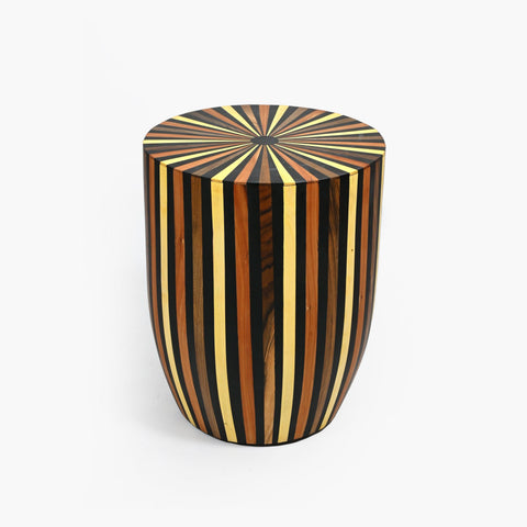 Table d'appoint marocaine en noyer, fabriquée à la main en forme de tonneau - Functional Artistry 