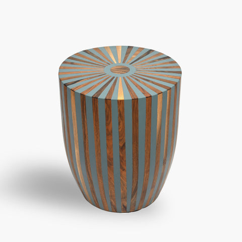 Table d'appoint marocaine en noyer, fabriquée à la main en forme de tonneau - Functional Artistry 